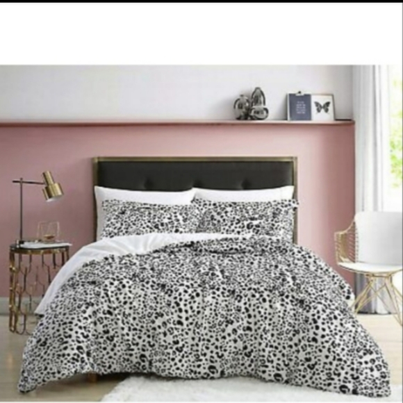 Betsey Johnson Other - 🐾Betsey Johnson🐾Water Leopard Comforter Set🐾